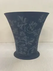 ウエッジウッド　青い陶器の浮彫り花瓶 高さ約20cm ウエッジウッド 青い陶器の浮彫り花瓶 高さ約20cm 美術品
