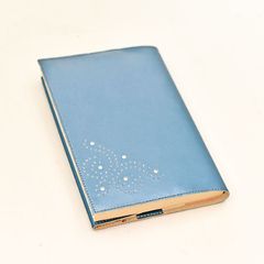 本革 ブックカバー 文庫本サイズ　飾り穴がお洒落【パールブルーレザー】【送料無料】水色