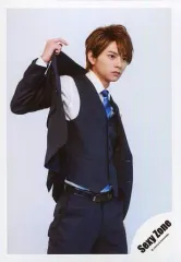 【中古】生写真(ジャニーズ) Sexy Zone/佐藤勝利/上半身・衣装白紺・体右向き・右手ジャケット/「ROCK THA TOWN」PV＆ジャケ写撮影オフショット/公式生写真