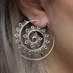 スパイラル シルバーピアス 繊細な 渦 と 花模様 が魅力の大ぶり ヴィンテージ スタイル に映える 個性派