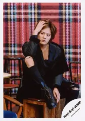 【中古】生写真(ジャニーズ) Hey! Say! JUMP/岡本圭人/全身(見切れ)・座り・右膝立てる・右手頭/「White Love」PV＆ジャケ写撮影オフショット/公式生写真