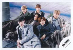 【中古】生写真(ｼﾞｬﾆｰｽﾞ) SixTONES/集合(6人)/横型・膝上/シングル「わたし」MV＆ジャケ写オフショット/公式生写真