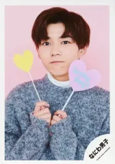 【中古】生写真(ジャニーズ) なにわ男子/長尾謙杜/上半身・衣装グレー・両手フォトプロップス・左向き・口閉じ・背景ピンク/Greeting Photo ～ニューイヤーVer.～/公式生写真