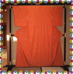 【洗える着物】赤色に木の葉模様の着物