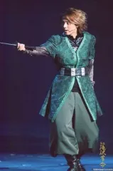 【中古】生写真(ジャニーズ) Kis-My-Ft2/藤ヶ谷太輔/ライブフォト・全身・衣装緑黒・右手刀・目線右・2Lサイズ/新春滝沢革命