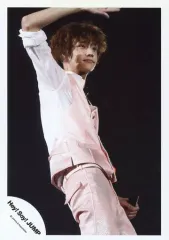 【中古】生写真(ジャニーズ) Hey! Say! JUMP/八乙女光/ライブフォト・衣装白・ピンク・右手上げ・背景黒/公式生写真