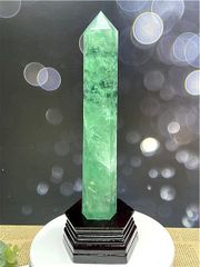 緑と白の美しいグラデーションのフローライトポイント、木製台座付き 緑と白の美しいグラデーションのフローライトポイント、木製台座付き