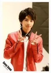 【中古】生写真(ジャニーズ) Sexy Zone/佐藤勝利/上半身・衣装赤・白・黒・両手ピース・口閉じ・背景白・黒/Sexy Power Tour パンフ＆グッズ/公式生写真