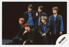 【中古】生写真(ジャニーズ) SixTONES/集合(6人)/横型・全身・衣装黒.青・田中とジェシーと京本座り・左向き・背景黒/シングル「NAVIGATOR」MV＆ジャケ写オフショット/公式生写真