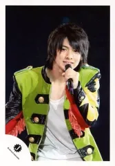 【中古】生写真(ジャニーズ) 関西ジャニーズJr./平野紫耀/ライブフォト・上半身・衣装黄緑.黒.赤・インナー白・左手マイク・背景黒/公式生写真