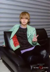 【中古】生写真(ジャニーズ) Hey! Say! JUMP/山田涼介/膝上・座り・衣装緑紺・左手ピース/「Hey! Say! JUMP LIVE TOUR SENSE or LOVE」オリジナルフォトセット