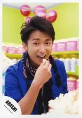 【中古】生写真(ジャニーズ) 嵐/大野智/バストアップ・衣装青・右手ポップコーン・「ARASHI LIVE TOUR Popcorn」/公式生写真