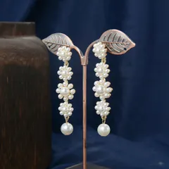 花型ピアス パールフラワー  女性 大人可愛い 結婚式 通勤 シンプル 可愛い