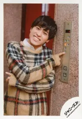 【中古】生写真(ジャニーズ) 関西ジャニーズJr./古謝那伊留/膝上・衣装ベージュ・黒・チェック柄・右手人差し指ボタン・首傾げ・笑顔/「関ジュ 夢の関西アイランド 2020 in 京セラドーム大阪 ～遊びにおいでや!満足 100%～」グッズオフショット/公式生