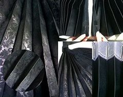 ラウンドカーテン( トラックキャビンの前面をぐるっと囲む仮眠カーテン） トラックカーテン │メダリオン(ラウンド) 仮眠カーテン 【ラウンドカーテン】幅240cm×丈90cm （ 2枚入り） 色：黒色（ブラック）