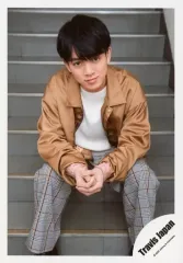 【中古】生写真(ジャニーズ) Travis Japan/宮近海斗/膝上・座り・衣装茶色.白・両手組み・階段/「Travis Japan LIVE TOUR 2020 ENTER 1234567」グッズオフショット/公式生写真