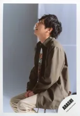 【中古】生写真(ジャニーズ) 嵐/二宮和也/座り/「This is 嵐 LIVE 2020.12.31」グッズオフショット/公式生写真