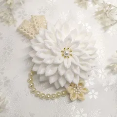 つまみ細工のコサージュ❀白色❀ピン付きクリップ