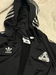 パレスとadidasコラボフーディー。 2025年最新】ADIDAS PALACE パーカーの人気アイテム - メルカリ