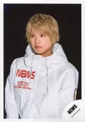 【中古】生写真(ジャニーズ) NEWS/手越祐也/上半身・衣装白・赤・左向き・背景黒/「NEWS DOME TOUR 2018-2019 EPCOTIA -ENCORE-」グッズオフショット/公式生写真