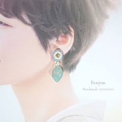 22p014 ビーズ刺繍とブルーチャームのイヤリング ホムポム