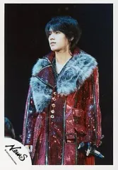 【中古】生写真(男性) NEWS/錦戸亮/ライブフォト・膝上・衣装赤・ファー・目線左・左手マイク・背景黒/公式生写真