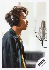 【中古】生写真(ジャニーズ) 嵐/大野智/バストアップ・衣装緑マスタード・ヘッドホンつける・口元マイク前・体右向き/シングル「君のうた」MV＆ジャケ写撮影オフショット/公式生写真