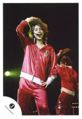 【中古】生写真(ジャニーズ) Kis-My-Ft2/藤ヶ谷太輔/ライブフォト・膝上・衣装赤・右手帽子・左手腰・後ろに人/公式生写真