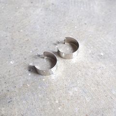 Ouca（ウーサ）ピアス／独創的でしなやかなフォルムにこだわったピアスコレクション/シルバーワイドフープピアス