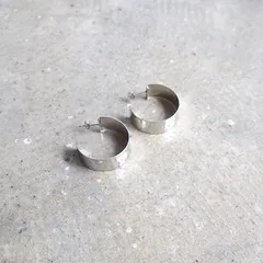 Ouca（ウーサ）ピアス／　独創的でしなやかなフォルムにこだわったピアスコレクション/シルバーワイドフープピアス