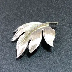 ビンテージ　ブローチ　モダンデザイン！　リーフ　シルバークラシカル　ヴィンテージ　バッジ　ピンバッチ　レトロ　AKS236