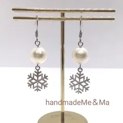 No 173 雪の結晶とコットンパール風ビーズのピアス　冬　サージカルステンレス