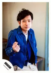 【中古】生写真(ジャニーズ) 嵐/二宮和也/膝上・衣装青白・右手グー・体斜め右向き/「青空の下、キミのとなり」PV＆ジャケ/公式生写真