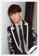 【中古】生写真(ジャニーズ) Travis Japan/宮近海斗/上半身・衣装黒.白・両手下・壁に寄りかかり/「Travis Japan LIVE TOUR 2020 ENTER 1234567」グッズオフショット/公式生写真