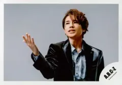 【中古】生写真(ジャニーズ) A.B.C-Z/五関晃一/横型・バストアップ・衣装黒・グレー・右手上げ・歯見せ/シングル「Black Sugar」MVオフショット/公式生写真