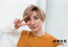 【中古】生写真(ジャニーズ) SixTONES/京本大我/横型・バストアップ・衣装オレンジ・右手ピース/「少年たち そして、それから...」オリジナルフォト