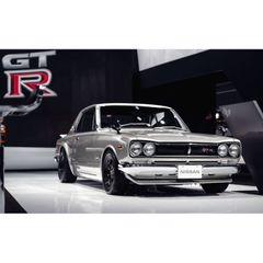 絵画風 壁紙ポスター (はがせるシール式) 日産 スカイライン 2000GT-R 初代 KPGC10型 ハコスカ 1971年 キャラクロ C10-026W2 (ワイド版 603mm×376mm) ＜日本製＞ ウォールステッカー お風呂ポスター