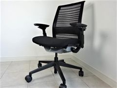 Steelcase社 スチールケース（アメリカ）（ＮＥＷ）ＴＨＩＮＫチェア　黒色　ジャケットハンガー付き