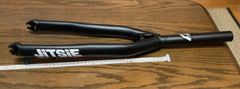 フロントフォーク　JITSIE　370mm　１・1/8ストレート　ポストマウント型