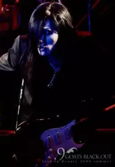 【中古】生写真(男性) 9GOATS BLACK OUT/uta/ライブフォト・膝上・衣装黒・前屈み・ギター・顔左向き・背景黒/Live in Beauty 2008 summer