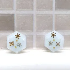 【No.77】レジンアクセサリー　六角形ピアス　六角形イヤリング　ハンドメイド　レジン　樹脂ピアス　ノンホールピアス　雪の結晶　水色