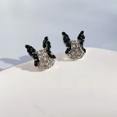 ピンと立ったお耳が愛らしいフレンチブルドッグ風仔犬モチーフピアス 小ぶりなアニマルフェイスが耳元にさりげない可愛さをプラス 犬好きさんにおすすめ 戌年 干支 お正月 冬コーデ レディース 普段使い プレゼント ギフト