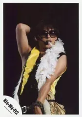 【中古】生写真(ジャニーズ) Kis-My-Ft2/藤ヶ谷太輔/ライブフォト・上半身・衣装黒黄色白・右手上げ・サングラス・背景黒/公式生写真