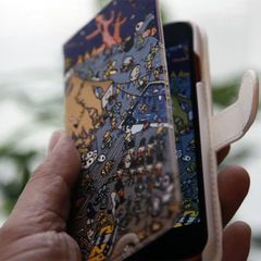 【たいがー達を探せ】手帳型スマホケース（iPhone 15〜13）