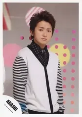 【中古】生写真(ジャニーズ) 嵐/大野智/上半身・衣装白黒・袖ボーダー・背景ピンクのドット/公式生写真