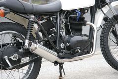 250TRマフラーステンレス製スラッシュカットの出品です。ダウン