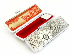 印鑑ケース 朱肉付き 12mm 10.5ミリ～12ミリ用 白印伝ケース 鹿革 花 菊柄 おしゃれ 印伝 伝統 漆 ハンコ 入れ ケース