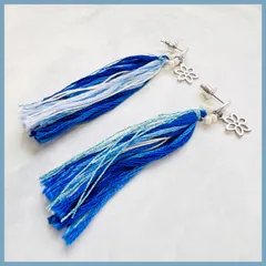 サージカルステンレス 青系の糸で作ったタッセルと花のロングピアス ブルーグラデ