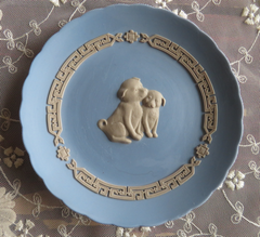 WEDGWOOD・ブル－ジﾔスパ－ウエア 2006干支YEAR TRAY・DOG