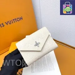 ルイ・ヴィトン／Portefeuille Lisaは柔らかなMonogram Empreinteレザーで再解釈し、Monogramエンボス模様を飾った。ファスナーの頭にLVの丸が飾られている。